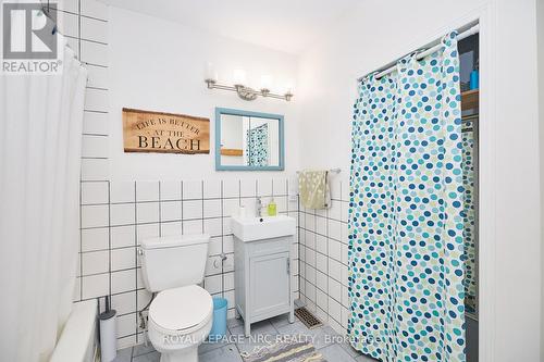 401 Maplewood Avenue, Fort Erie, ON - Indoor Photo Showing Bathroom