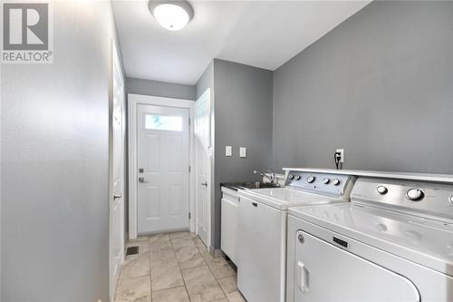 614 Froom Road, Cardinal, ON - Indoor Photo Showing Laundry Room