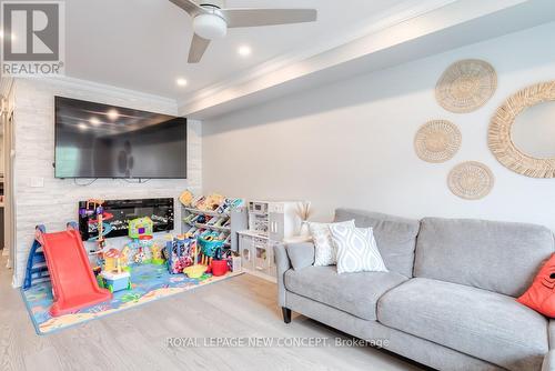 33 - 735 Sheppard Avenue E, Pickering, ON - Indoor Photo Showing Living Room