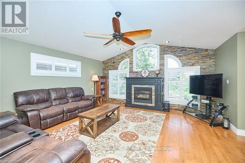 8103 Costabile Drive, Niagara Falls, ON - Indoor Photo Showing Living Room With Fireplace