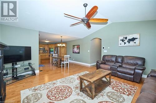 8103 Costabile Drive, Niagara Falls, ON - Indoor Photo Showing Living Room