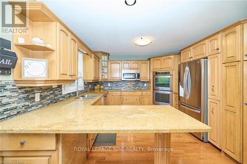 8103 Costabile Drive, Niagara Falls, ON - Indoor Photo Showing Kitchen With Double Sink