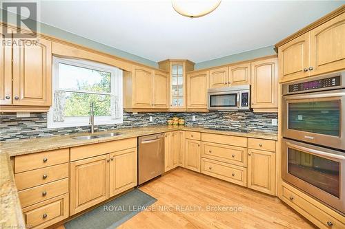 8103 Costabile Drive, Niagara Falls, ON - Indoor Photo Showing Kitchen With Double Sink