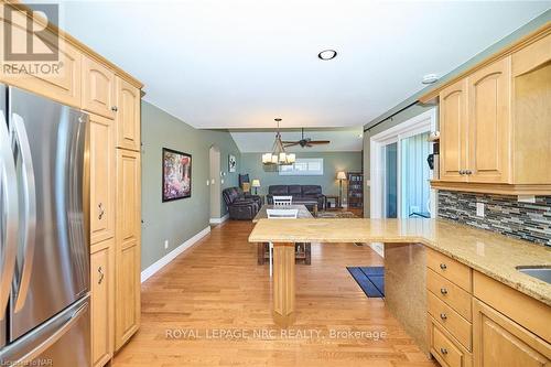 8103 Costabile Drive, Niagara Falls, ON - Indoor Photo Showing Kitchen