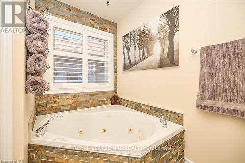 8103 Costabile Drive, Niagara Falls, ON - Indoor Photo Showing Bathroom