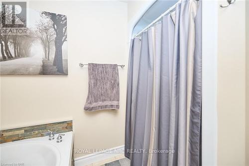 8103 Costabile Drive, Niagara Falls, ON - Indoor Photo Showing Bathroom