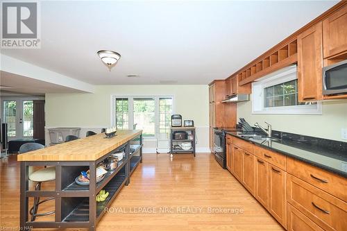 8103 Costabile Drive, Niagara Falls, ON - Indoor Photo Showing Kitchen