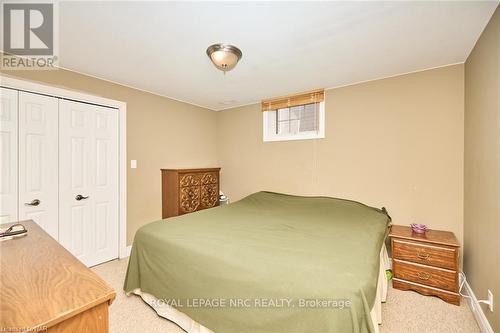 8103 Costabile Drive, Niagara Falls, ON - Indoor Photo Showing Bedroom