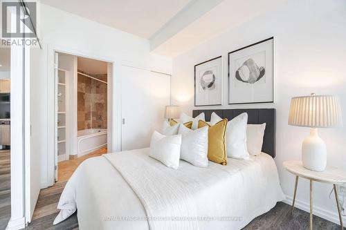 2503 - 208 Queens Quay W, Toronto (Waterfront Communities), ON - Indoor Photo Showing Bedroom