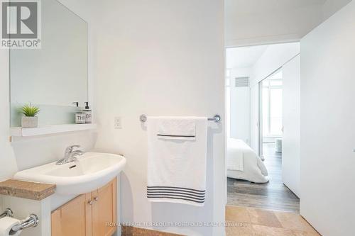 2503 - 208 Queens Quay W, Toronto (Waterfront Communities), ON - Indoor Photo Showing Bathroom