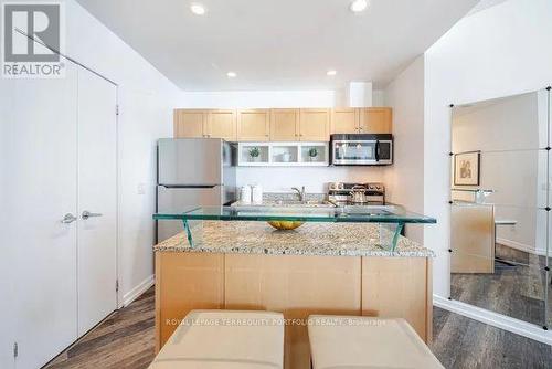 2503 - 208 Queens Quay W, Toronto (Waterfront Communities), ON - Indoor Photo Showing Kitchen