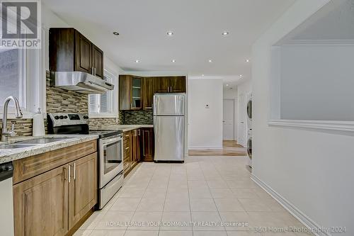 35 Aurora Heights Drive, Aurora, ON - Indoor Photo Showing Kitchen With Double Sink With Upgraded Kitchen