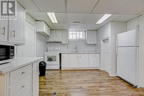 35 Aurora Heights Drive, Aurora, ON - Indoor Photo Showing Kitchen