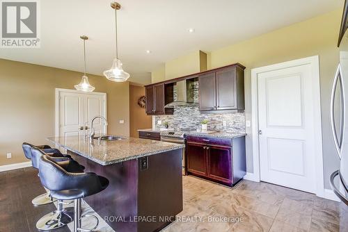 4 - 5622 Ironwood Street, Niagara Falls, ON - Indoor Photo Showing Kitchen With Double Sink With Upgraded Kitchen