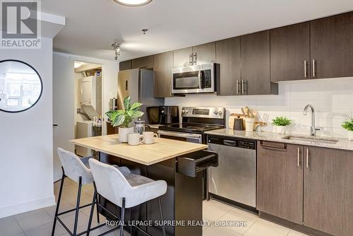 Th5 - 11 Superior Avenue, Toronto (Mimico), ON - Indoor Photo Showing Kitchen With Upgraded Kitchen