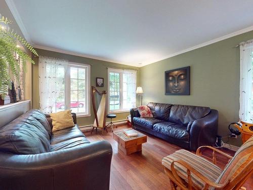 Living room - 35 Ch. Des Bouleaux, Sainte-Anne-Des-Lacs, QC - Indoor Photo Showing Living Room