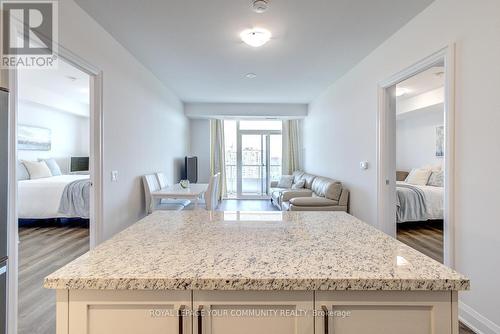 1206E - 20 Gatineau Drive, Vaughan, ON - Indoor Photo Showing Kitchen