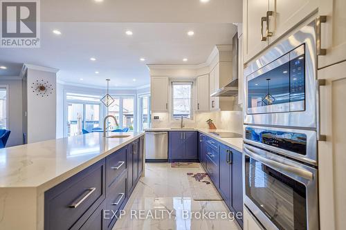 62 Red Ash Drive, Markham, ON - Indoor Photo Showing Kitchen With Upgraded Kitchen