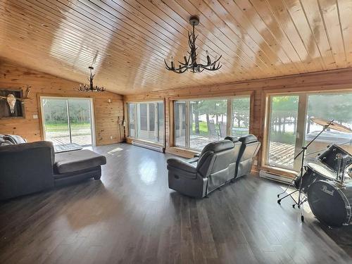 Salon - 355 Ch. De La Gap, Notre-Dame-Du-Nord, QC - Indoor Photo Showing Living Room