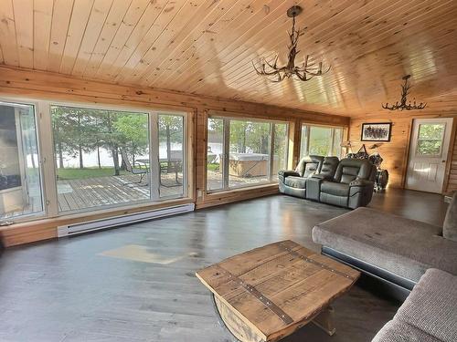 Salon - 355 Ch. De La Gap, Notre-Dame-Du-Nord, QC - Indoor Photo Showing Living Room