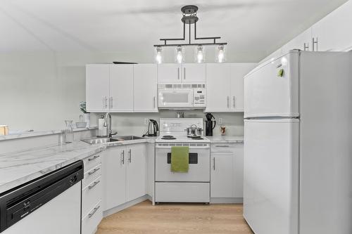 105-160 5 Avenue, Salmon Arm, BC - Indoor Photo Showing Kitchen With Double Sink