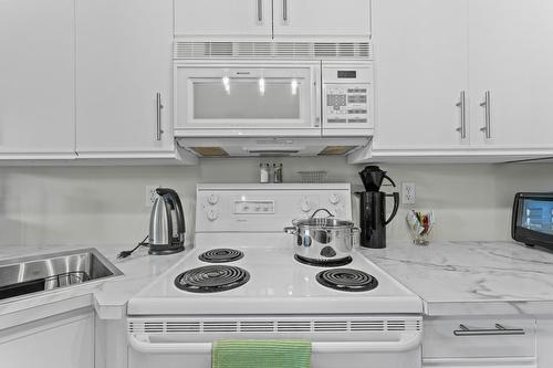 105-160 5 Avenue, Salmon Arm, BC - Indoor Photo Showing Kitchen