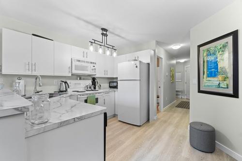 105-160 5 Avenue, Salmon Arm, BC - Indoor Photo Showing Kitchen