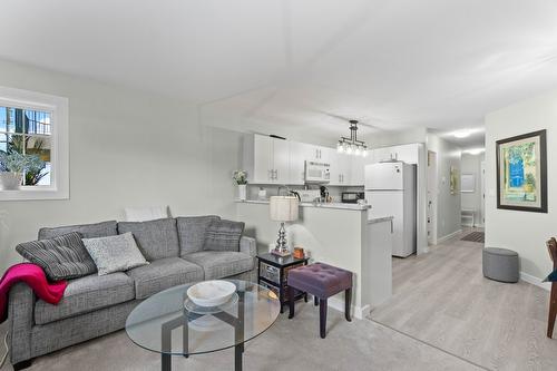 105-160 5 Avenue, Salmon Arm, BC - Indoor Photo Showing Living Room