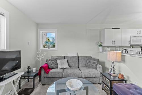 105-160 5 Avenue, Salmon Arm, BC - Indoor Photo Showing Living Room