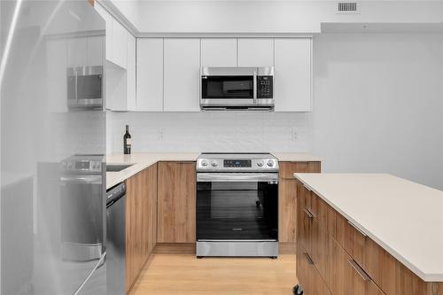 614-604 Cawston Avenue, Kelowna, BC - Indoor Photo Showing Kitchen With Upgraded Kitchen