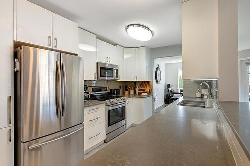 203-575 Doyle Avenue, Kelowna, BC - Indoor Photo Showing Kitchen With Double Sink