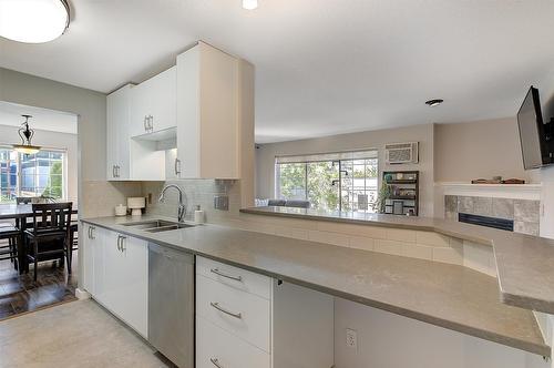 203-575 Doyle Avenue, Kelowna, BC - Indoor Photo Showing Kitchen With Double Sink