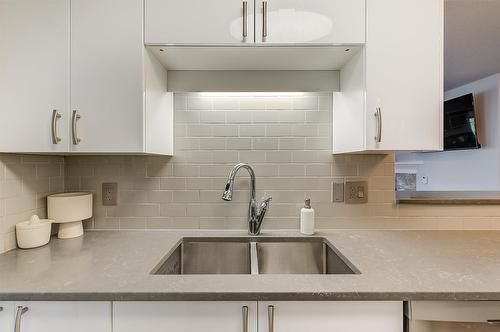 203-575 Doyle Avenue, Kelowna, BC - Indoor Photo Showing Kitchen With Double Sink