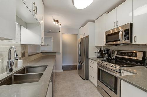 203-575 Doyle Avenue, Kelowna, BC - Indoor Photo Showing Kitchen With Double Sink With Upgraded Kitchen