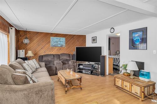 5836 33 Highway, Beaverdell, BC - Indoor Photo Showing Living Room