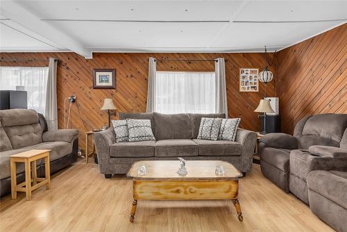 5836 33 Highway, Beaverdell, BC - Indoor Photo Showing Living Room