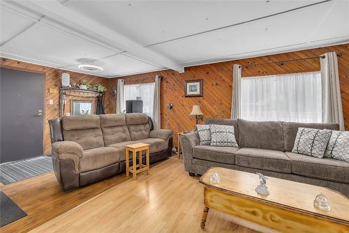 5836 33 Highway, Beaverdell, BC - Indoor Photo Showing Living Room