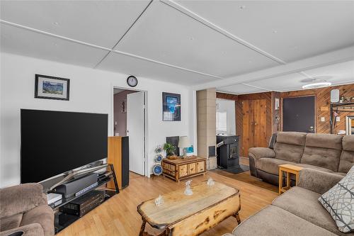 5836 33 Highway, Beaverdell, BC - Indoor Photo Showing Living Room