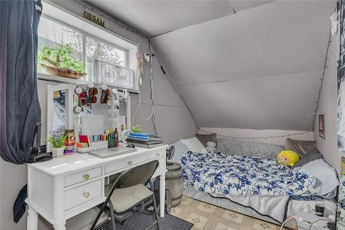 5836 33 Highway, Beaverdell, BC - Indoor Photo Showing Bedroom