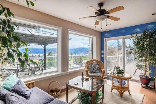 3645 Walnut Glen Drive, West Kelowna, BC - Indoor Photo Showing Living Room