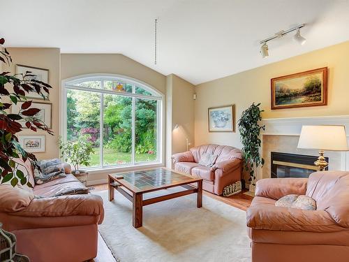 3645 Walnut Glen Drive, West Kelowna, BC - Indoor Photo Showing Living Room