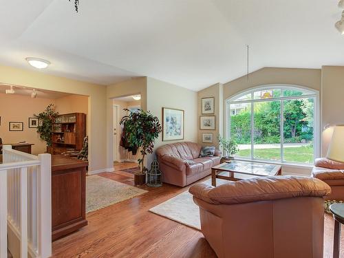 3645 Walnut Glen Drive, West Kelowna, BC - Indoor Photo Showing Living Room