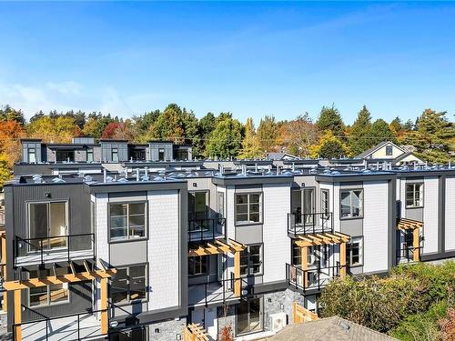 4-2590 Penrhyn St, Saanich, BC 