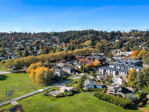 4-2590 Penrhyn St, Saanich, BC 