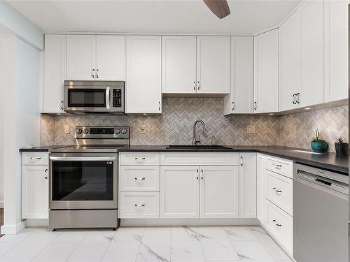 405-1120 Fairfield Rd, Victoria, BC - Indoor Photo Showing Kitchen