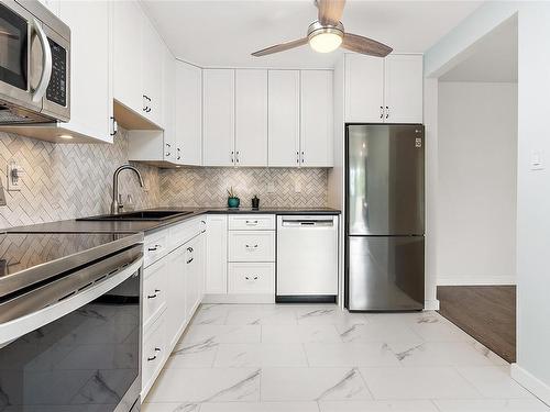 405-1120 Fairfield Rd, Victoria, BC - Indoor Photo Showing Kitchen