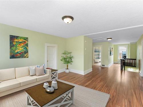 2808 Graham St, Victoria, BC - Indoor Photo Showing Living Room