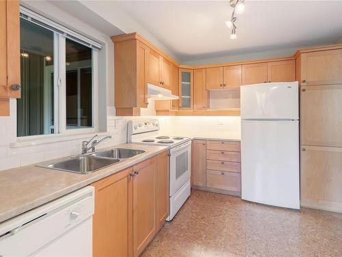 304-5660 Edgewater Lane, Nanaimo, BC - Indoor Photo Showing Kitchen With Double Sink