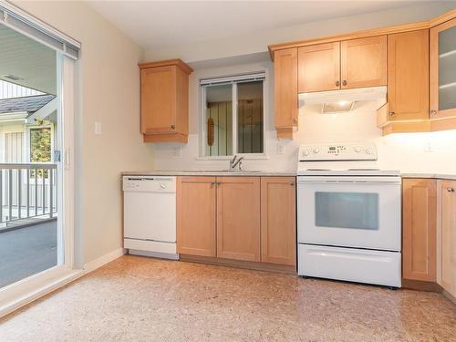 304-5660 Edgewater Lane, Nanaimo, BC - Indoor Photo Showing Kitchen