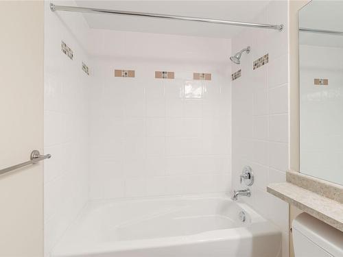 304-5660 Edgewater Lane, Nanaimo, BC - Indoor Photo Showing Bathroom